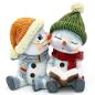 Preview: Lustiges Polyresin-Schneekinderpaar 'Grandma und Grandpa' mit Mütze und Schal, perfekt als Weihnachtsgeschenk oder Dekoration für die Winterzeit.