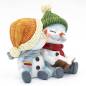 Preview: Polyresin-Schneekinderpaar 'Grandma und Grandpa' in orange und grün mit Mütze und Schal, handbemalt und lustig. Opa-Nikolausgeschenk für Kinder.