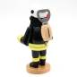 Preview: „Räuchermännchen Feuerwehrmann mit abnehmbarem Flaschenöffner auf dem Rücken und weißem Helm“