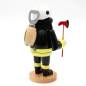 Preview: „Handbemalte Feuerwehrfigur aus Holz mit rotem Beil und schwarzer Einsatzkleidung“