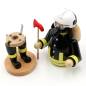 Preview: „Räucherfigur Feuerwehrmann mit Atemschutz, Helm und integriertem Flaschenöffner auf rundem Holzsockel“
