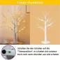 Preview: „LED-Birnbaum mit Wichteln als Weihnachtsdekoration im Kinderzimmer – warmes Licht, verspielte Figuren, stimmungsvolle Atmosphäre“