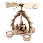 Preview: „Holzpyramide mit zwei Waldarbeiter‑Figuren, detailreich verziert, Teelicht‑Weihnachtspyramide“