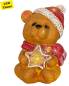 Preview: „LED-Teddybär mit roter Mütze und Stern – festliche Dekofigur aus Polyresin mit Timerfunktion“