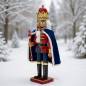 Preview: „XXL Nussknacker König mit blauem Umhang und Zepter in winterlicher Schneelandschaft“