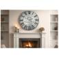 Preview: Kamindeko „Silberne Metall‑Wanduhr im französischen Vintage‑Stil mit Quarz‑Uhrwerk und Ornamenten“