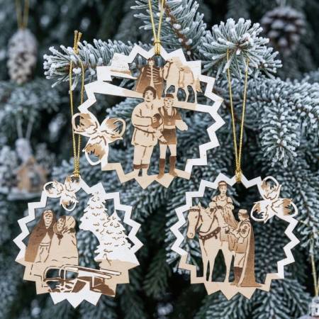 Ein handgefertigter Holzanhangern mit Raureifeffekt für den Weihnachtsbaum aus dem Erzgebirge, inspiriert von dem Märchen 'Drei Haselnüsse für Aschenbrödel', mit drei verschiedenen Motiven und maßgeblicher Größe 8 x 8,5 x 0,3 cm.