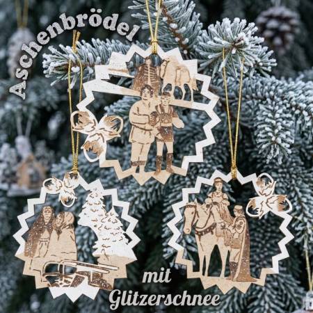 Drei Haselnüsse für Aschenbrödel"-Baumbehang (BB10302): Ein handgefertigter Holzbaum mit Raureifeffekt, umgeben von Märchenmotiven, wie Aschenbrödel auf Pferd/Prinz, Stiefmutter/Stiefschwester und Knechte, in einer exklusiven Deko-Ausgabe für Weihnachten 
