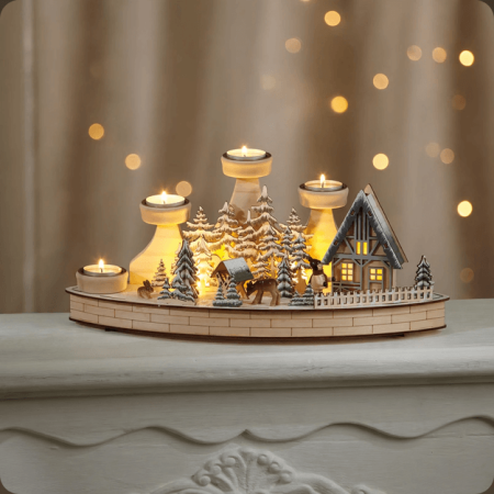Ein wunderschöner Adventsleuchter aus Holz mit Teelichthalter und innen beleuchtetem Led, darin eine Szenerie mit liebevoll filigran gestaltetem Waldhäuschen und fröhlich bemalten Figuren.