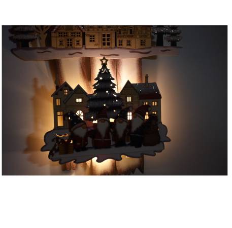 „LED-beleuchtetes Fensterbild mit winterlichem Dorf, Christkindlmarkt und fünf Wichteln vor einem geschmückten Tannenbaum – stimmungsvolle Weihnachtsdeko fürs Kinderzimmer“