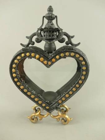 Die herzliche Valentinstag- und Geschenkidee, die romantische Herz-Laterne aus Metall mit goldfarbenen Ornamenten, die warme Atmosphäre schafft, mit Platz für ein Teelicht oder eine kleine Kerze.