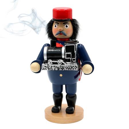 Handbemalter Räuchermann als Eisenbahner mit kleiner Dampflok in den Händen; traditionelle Holzfigur mit rauchender Lok und liebevollen Details.