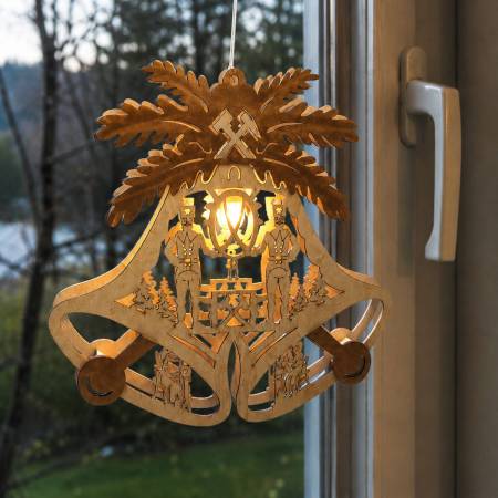 Traditionelles Holz Fensterbild Bergmann Motiv mit Doppelglocke und warmem Licht aus filigranem Laserholz