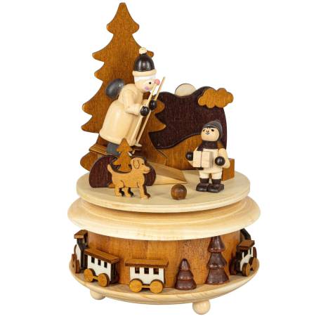 Holz‑Spieluhr Weihnachtstraum mit Winterlandschaft, Skifahrer und Geschenkfigur auf Massivholzsockel“