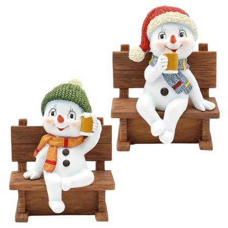 Ein lustiges Schneekind "Feierabend" auf Bank, mit Mütze und Schal, grün/rot orange/grau.
