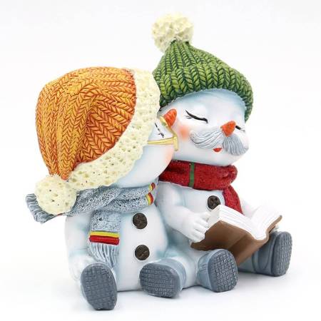 Polyresin-Schneekinderpaar 'Grandma und Grandpa' in orange und grün mit Mütze und Schal, handbemalt und lustig. Opa-Nikolausgeschenk für Kinder.