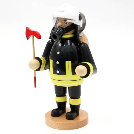 „Detailaufnahme Feuerwehr‑Räuchermann mit Sauerstoffmaske, gelben Reflexstreifen und Holzsockel“