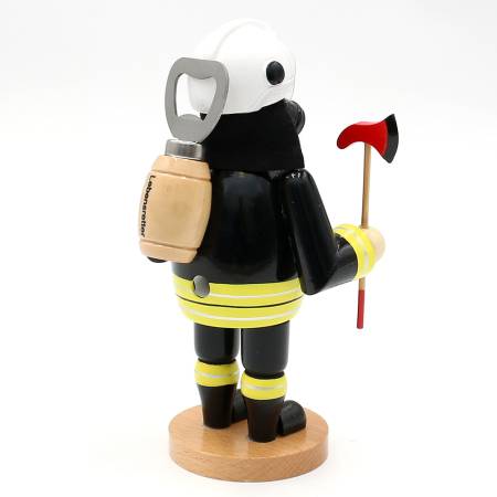 „Handbemalte Feuerwehrfigur aus Holz mit rotem Beil und schwarzer Einsatzkleidung“