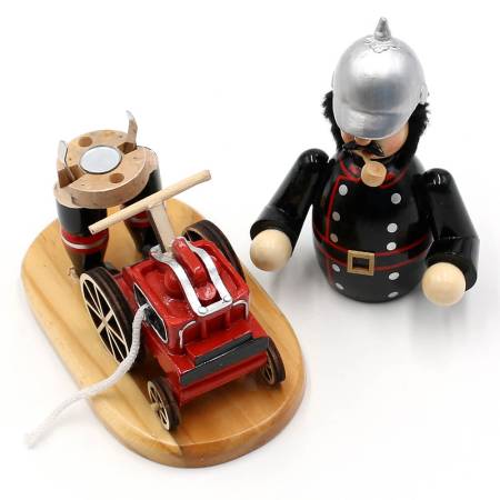Weihnachtlicher Holz Räuchermann in Feuerwehrmann Optik mit dekorativer Feuerwehrpumpe und Pfeife