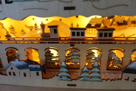 Schwibbogen-Fensterbank Schwibbogenbank beleuchtet mit Eisenbahn Bank Seiffener Winterwald