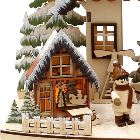 Festliche Holzszene mit warmem Licht und filigraner Gestaltung