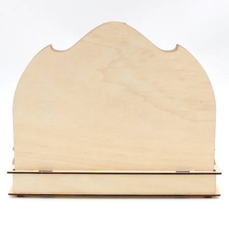 Eine farbenfrohe Weihnachtswichtel‑Szene aus Laserholz mit roten Kugeln, LED‑Beleuchtung und winterlichem Hintergrund. Warmes Licht und liebevolle Details schaffen eine festliche Atmosphäre.