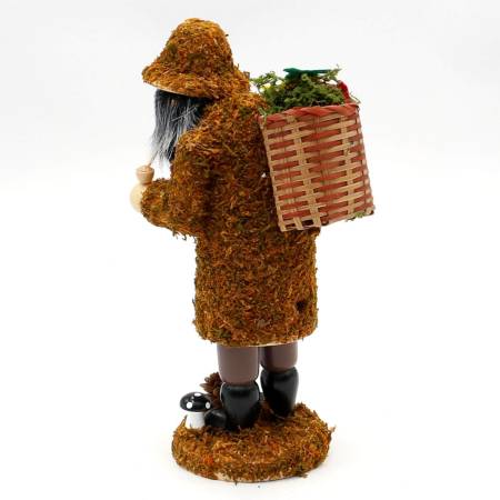 Ein liebevoll handgefertigtes Räuchermännchen in XXL-Format aus Holz, mit moosähnlichem Filz bekleidet und handbemalt, im braunen und grünen Laubkorb-Design 52 2164.