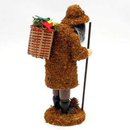 Ein XXL großer, handgefertigter Räuchermann namens Moosmann in der kulträuchermannischen Tradition, bekleidet mit moosähnlichem Filz und handbemalt, in Braun und Grün, in einem Laubkorb, mit einer Länge von ca. 24 cm.