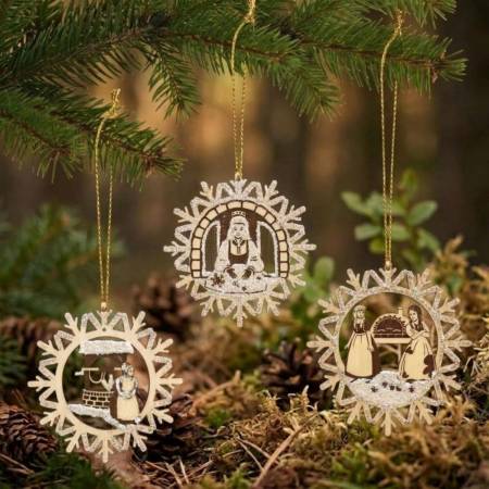 Frau Holle aus dem Märchenfilm DEFA - Eine farbig abgesetzte, handgeführte Dekoration für den Weihnachtsbaum mit Holzkunst, die traditionelle Atmosphäre und Einzigartigkeit bringt.