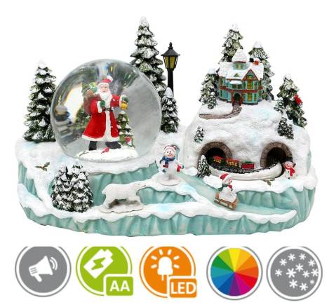 Eine große Schneekugel mit Santa und seinem Schlitten im Inneren und einer kleinen Eisenbahn, die um die Kugel herum