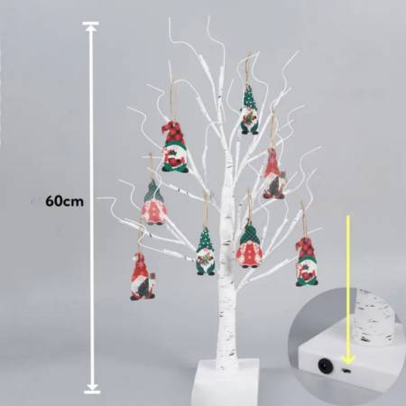 „Nahaufnahme eines Weihnachts-Wichtel-Ornaments am LED-Birnbaum – rote Mütze, grünes Outfit, hängend an beleuchtetem Ast“