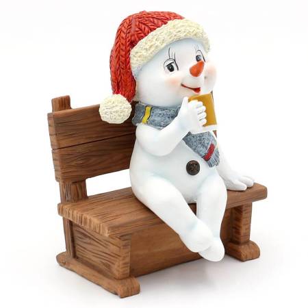 Ein Polyresin-Schneekind "Feierabend" mit Mütze und Schal, sitzend auf einer Bank, genießt ein Bierchen. Ein lustiges und humorvolles Weihnachtsdekorationsschema, das in der Größe 50-2333 erhältlich ist.