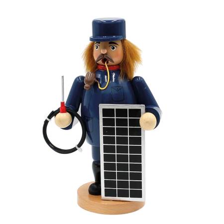 Räuchermann Solarmonteur hält Solarpanel und Werkzeug – humorvolle Holzfigur aus dem Erzgebirge