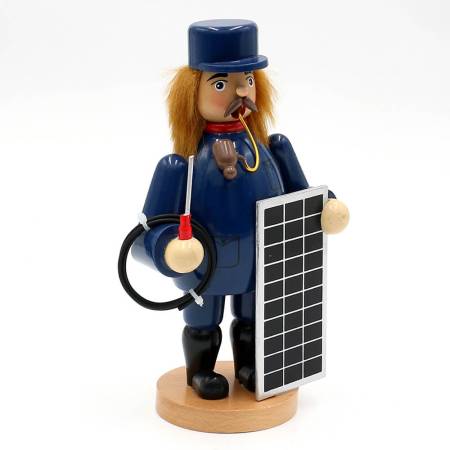 Räuchermann Solarmonteur hält Solarpanel und Werkzeug – humorvolle Holzfigur aus dem Erzgebirge
