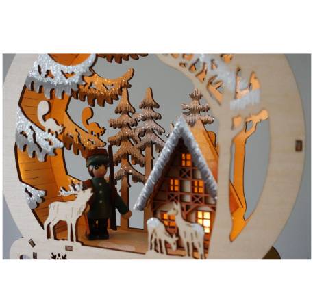 „Detailansicht: Holz-Diorama mit Winterwald, beleuchtetem Jagdhaus und filigranen Tiersilhouetten“ timerfunktion