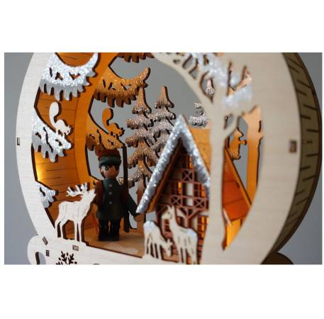 „Detailansicht: Holz-Diorama mit Winterwald, beleuchtetem Jagdhaus und filigranen Tiersilhouetten“ timer