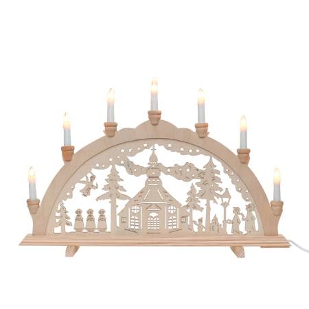 Ein traditionell hergestellter Lichterbogen aus originalHolzkunst, gefertigt mit Liebe und Sorgfalt, beleuchtet die Seiffener Kirche in all ihrer 7-flammigen Pracht.