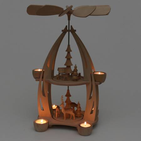 teelichtpyramide mit geschnitzen rehen