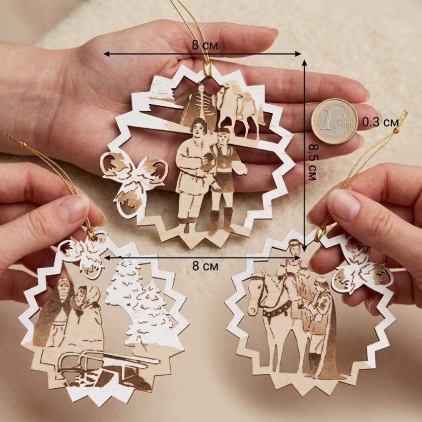 Die charmante Deko für den Weihnachtsbaum, die mit drei Haselnüssen für Aschenbrödel abgesetzt ist, zeigt einen zauberhaften Raureifeffekt.