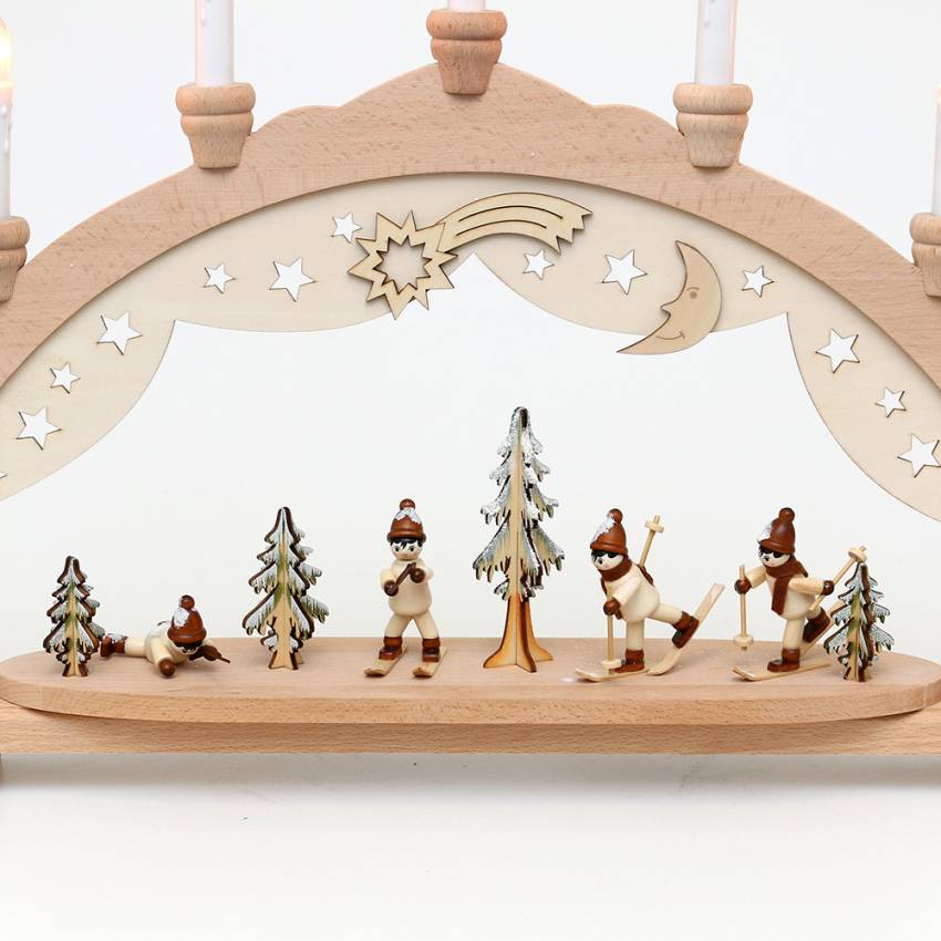 lichterbogen buche mit gedrechselten winterfiguren beim sport biatlon