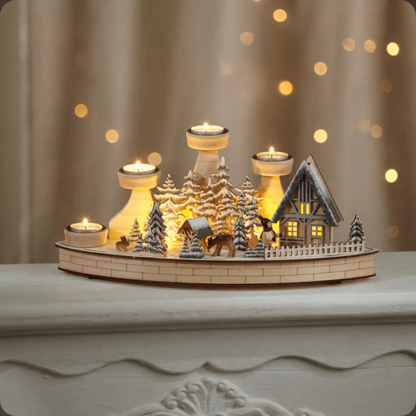 Ein wunderschöner Adventsleuchter aus Holz mit Teelichthalter und innen beleuchtetem Led, darin eine Szenerie mit liebevoll filigran gestaltetem Waldhäuschen und fröhlich bemalten Figuren.