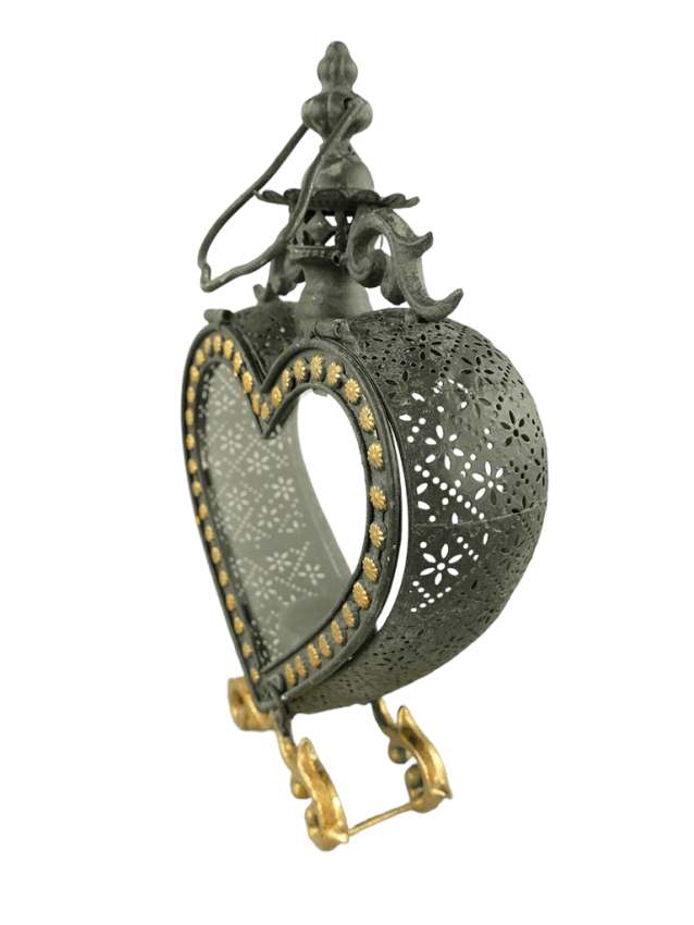 Romantische Herz-Laterne aus Metall mit goldfarbenen Ornamenten, 32cm hohe, für Teelicht oder kleine Kerze geeignet.