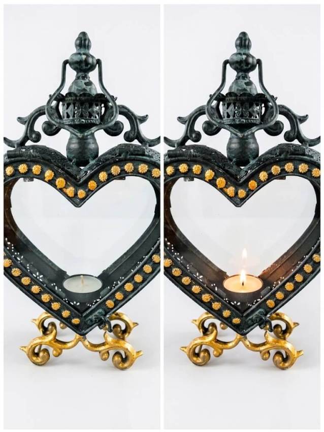 Herz-Laterne in rustikalem Metall mit goldfarbenen Ornamenten, 32cm h, auf einem stumpen Kerzenständer mit Teelicht.