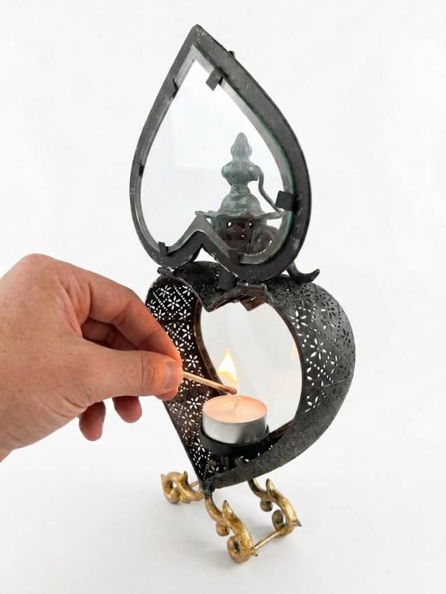 Ein romantisches Herz-Laterne aus Metall mit goldfarbenen Ornamenten, das eine warme und coole Atmosphäre in jedes Zuhause schafft, beleuchtet mit Teelicht oder kleinen Kerzen.
