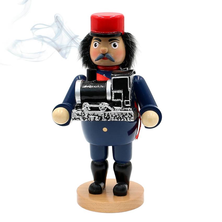 Handbemalter Räuchermann als Eisenbahner mit kleiner Dampflok in den Händen; traditionelle Holzfigur mit rauchender Lok und liebevollen Details.