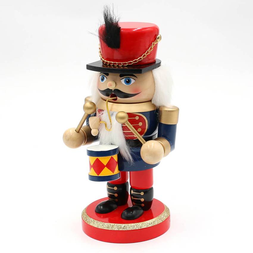„Traditioneller Nussknacker-Räuchermann mit Drumsticks, weißem Haar und festlicher Uniform auf rotem Sockel.“