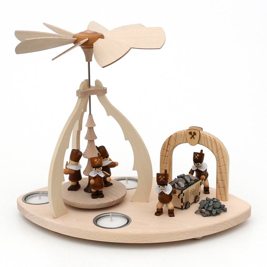 ieelichtpyramide mit bermannsfiguren stolleneingang