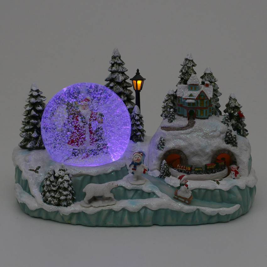 Eine große Schneekugel mit Santa und seinem Schlitten im Inneren und einem weihnachtsmann der in der kugel steht im glitzerwasser