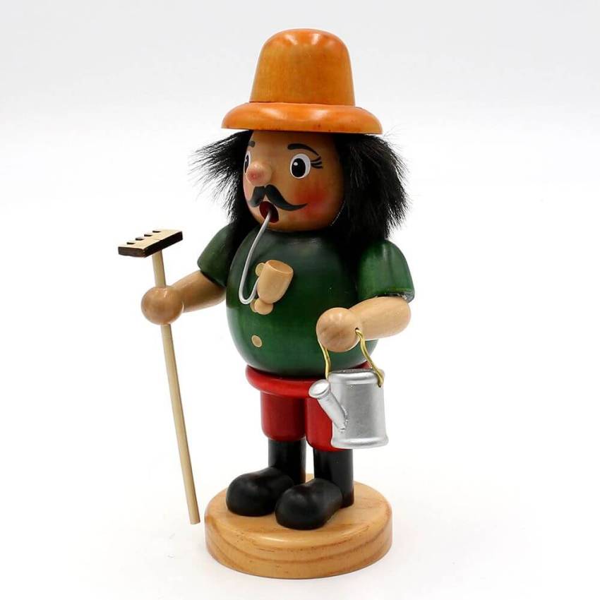 Ein Räuchermann in großem Maßstab, handgefertigt aus Holz, als Gärtner mit bauchigem Stil, in einer originale Erzgebirgs-Kunst.