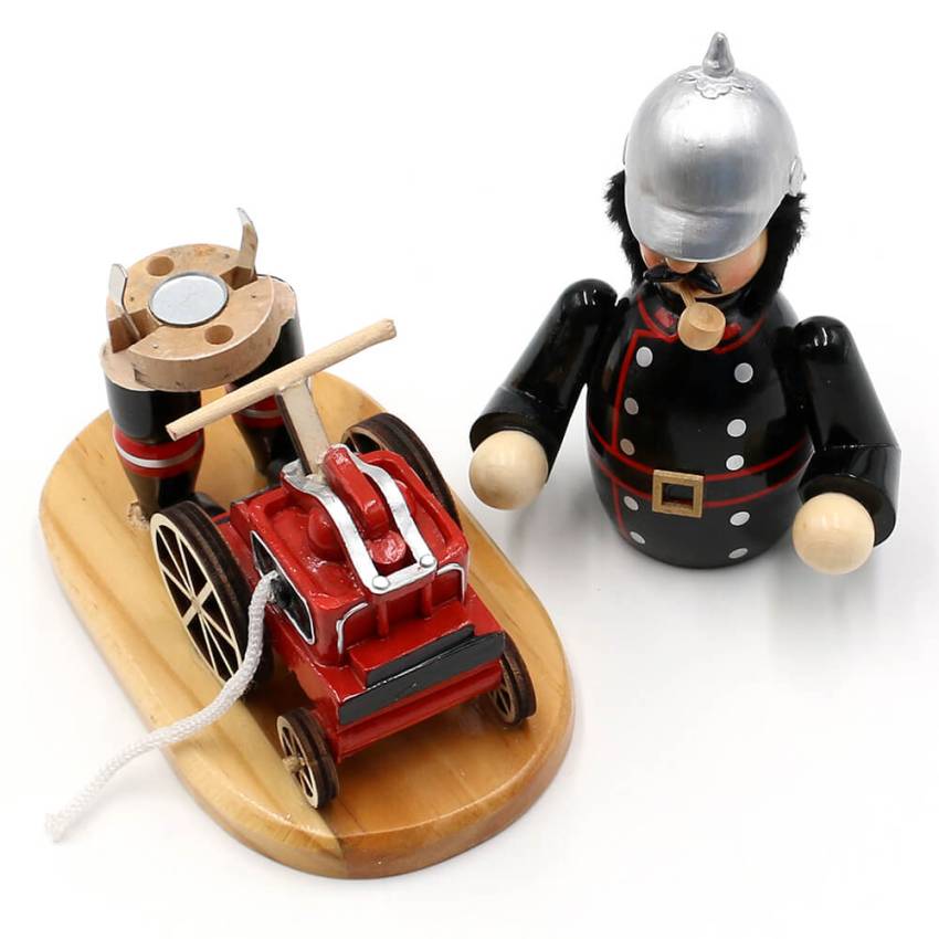Weihnachtlicher Holz Räuchermann in Feuerwehrmann Optik mit dekorativer Feuerwehrpumpe und Pfeife